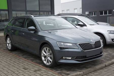 SKODA SUPERB 3 kombi Černá ochranná krytka zadního nárazníku (obložení)