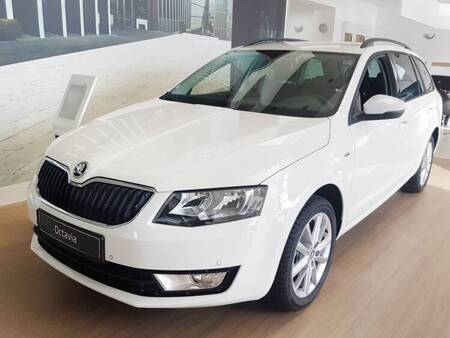 Škoda Octavia 3 Černá ochranná krytka (lišta) zadního nárazníku