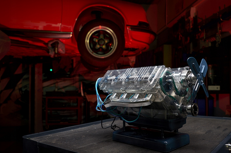 Model motoru V8 Haynes k sestavení