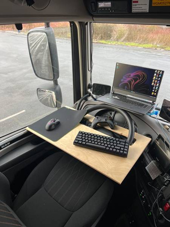 Volantový stolek VOLVO FH3 FH4 IVECO MAN TGX TGA dřevěný.