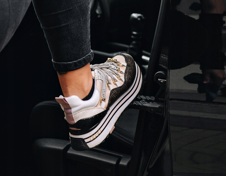 Univerzální stupínek na bočním závěsu dveří