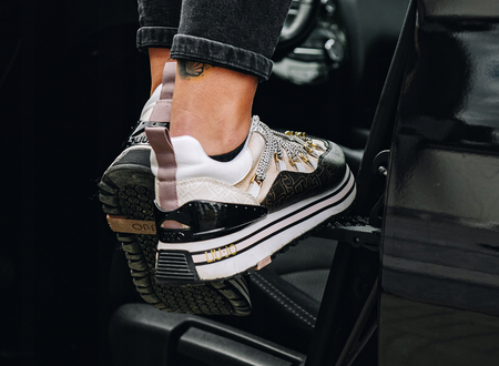 Univerzální stupínek na bočním závěsu dveří