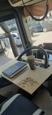 Volantový stolek Mercedes Actros Atego DAF 85 104 105 106 dřevěný.