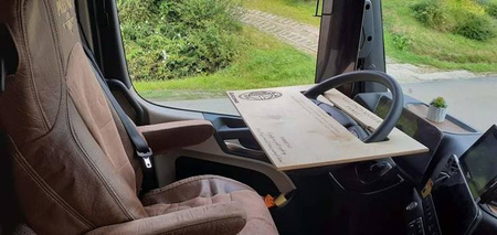 Volantový stolek VOLVO FH3 FH4 IVECO MAN TGX TGA dřevěný.